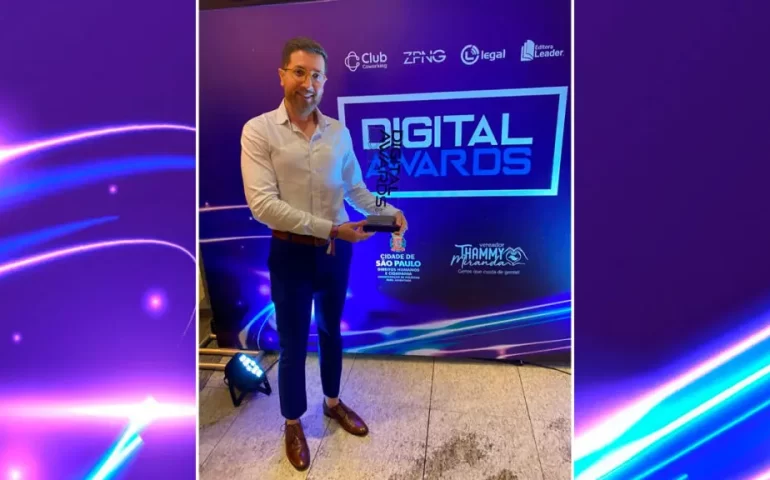Neuber Fischer recebe o prêmio Digital Awards